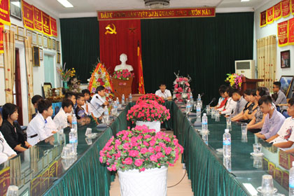 Nhiều đoàn giáo viên, phụ huynh, học sinh các trường THCS của hai huyện Võ Nhai, Đại Từ tỉnh Thái Nguyên về thăm trường CĐ Kinh tế-tài chính Thái Nguyên và nghe tư vấn học nghề.